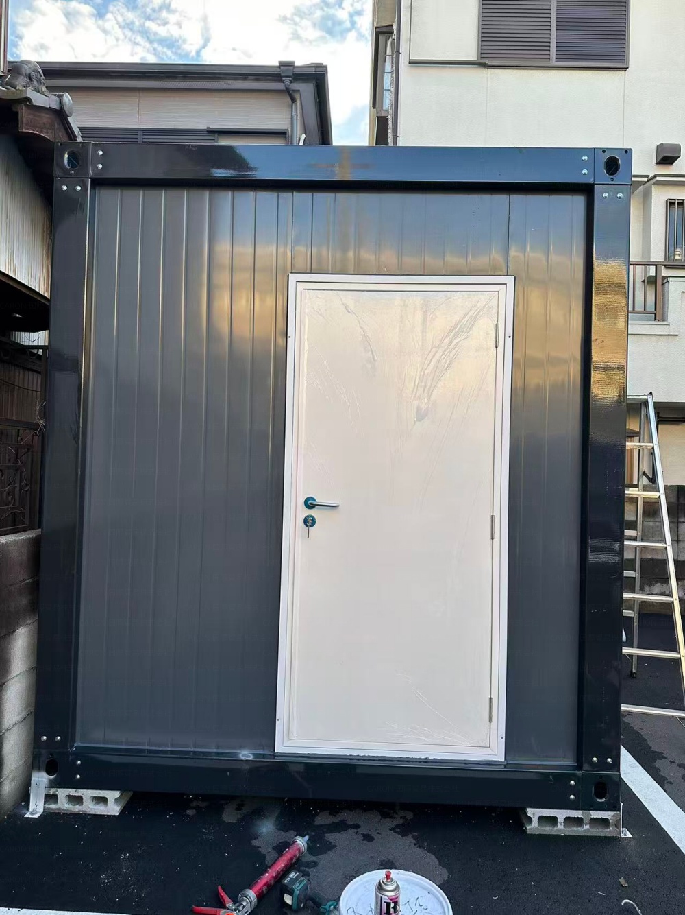 プレハブハウス：2.5m × 4m × 